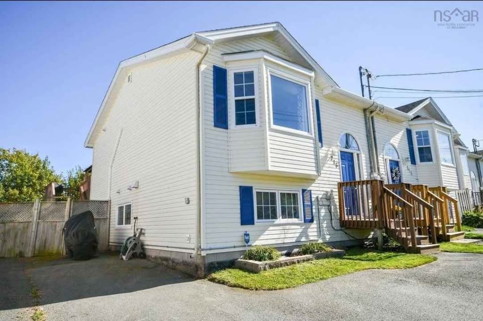 215 Jeep Crescent